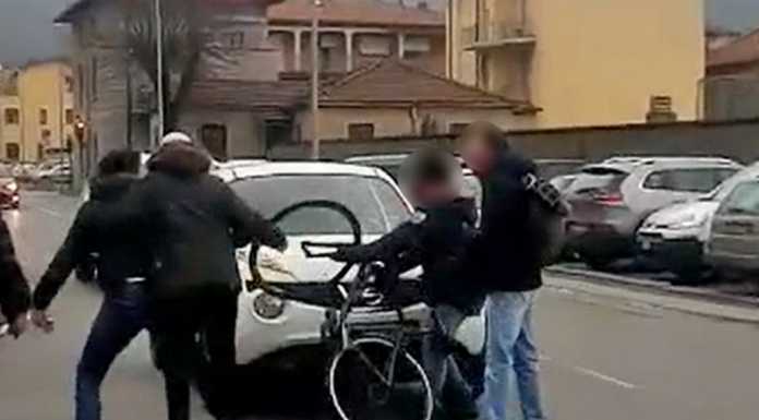 Riconosce la propria bici e tenta di riprendersela, la lite finisce in violenza