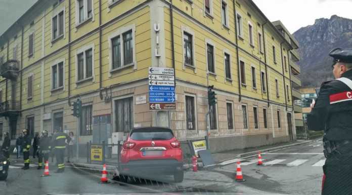 Lecco. Auto si schianta al semaforo tra via Amendola e Corso Martiri