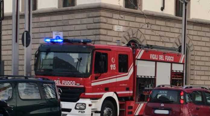 Il drone finisce nel lago, per recuperarlo servono i Vigili del Fuoco