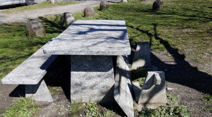 Dorio, vandali al parco sul lago: rotte staccionata e panchina