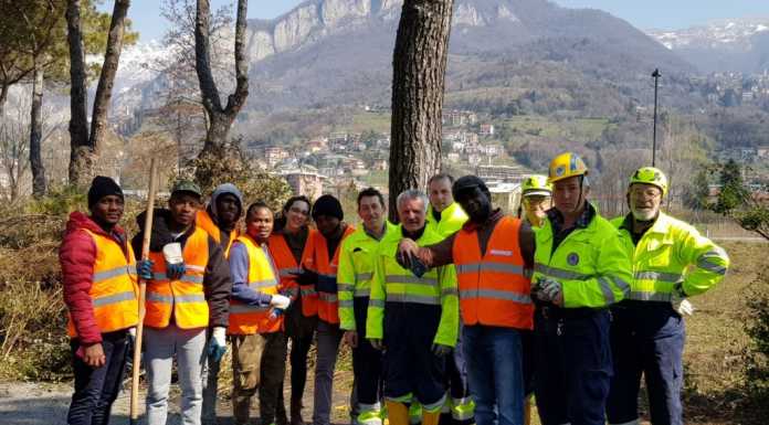 Calolzio. Protezione Civile e migranti al lavoro per ripulire le sponde del fiume