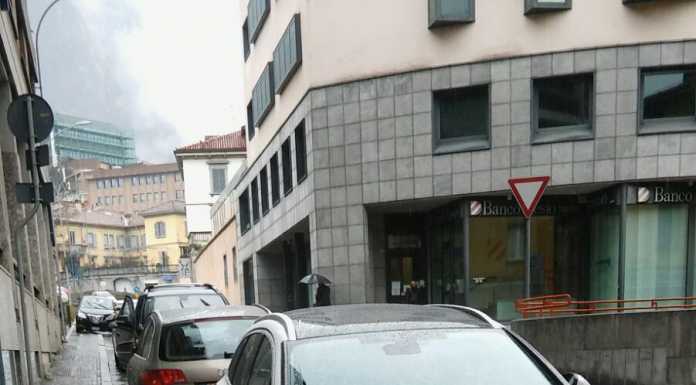 Via Volta: quando il parcheggio è comodo (in divieto)