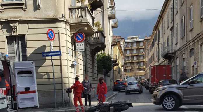 Lecco. Schianto auto-moto in via Aspromonte, soccorso un 22enne