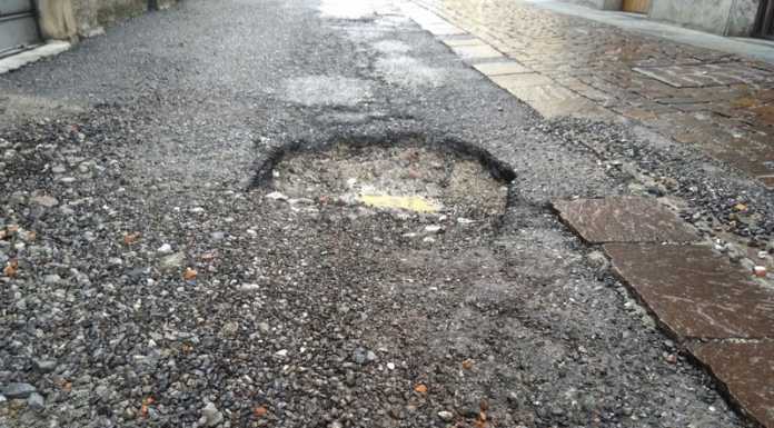 Un’altra buca a Calolzio. Questa volta lungo via XXIV maggio