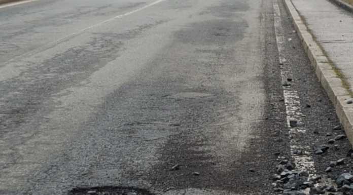Attenzione alla profonda buca sul lungo lago di Malgrate
