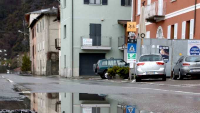 Dorio: buche sulla SP72, operai al lavoro per riparare la strada