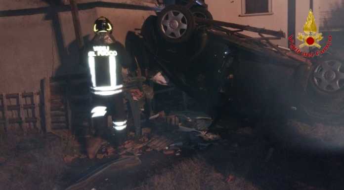 Sesto Calende. Finisce fuori strada e si schianta contro un casolare