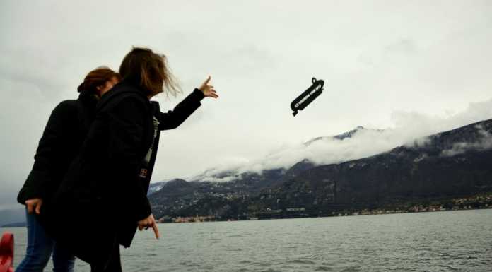 Una targa in fondo al lago in ricordo dell’inventore Vassena