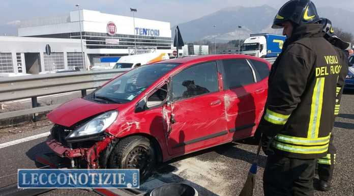 Molteno, auto si ribalta in ‘super’, un ferito e code verso Milano