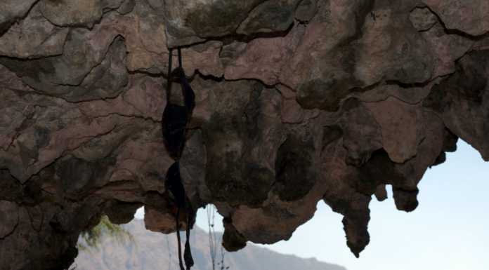 Laorca, cimitero malconcio e alle grotte spunta un reggiseno