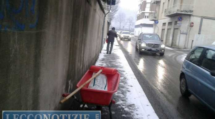 Neve sui marciapiedi. Il comune: “La pulizia spetta ai frontisti”