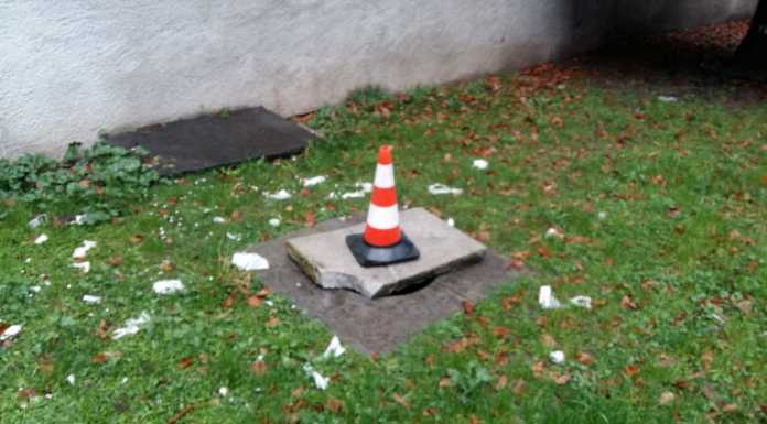 Buco pericoloso al parco di via Pizzi a Lecco. “E’ così da due mesi”