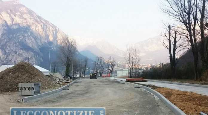 Valmadrera. Si asfalta la nuova strada a Parè, chiude la provinciale