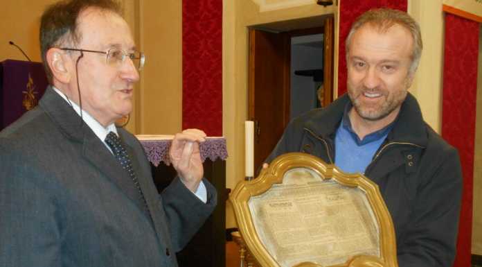 Pascolo. La Pontificia Accademia dona preziose cartegloria a don Roberto