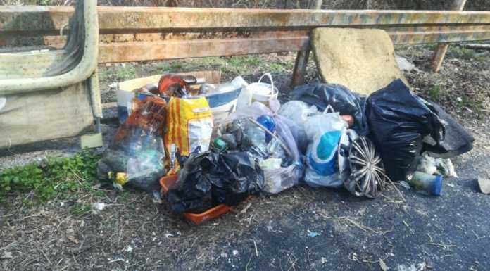 Rifiuti abbandonati sulla Bellano Taceno, trovati anche dei proiettili