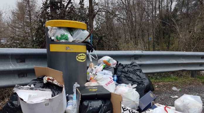 SS36, piazzole di nuovo ricettacolo di rifiuti ma stavolta subito pulite