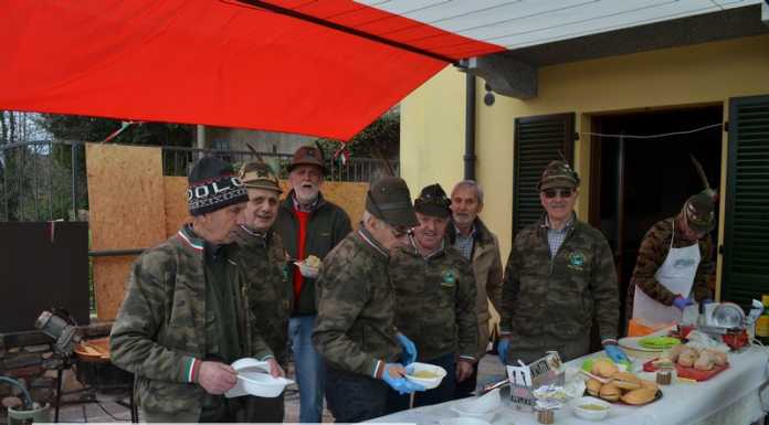 Calolzio. La solidarietà degli Alpini non si ferma, donazioni a Lilt e Hospice il Nespolo