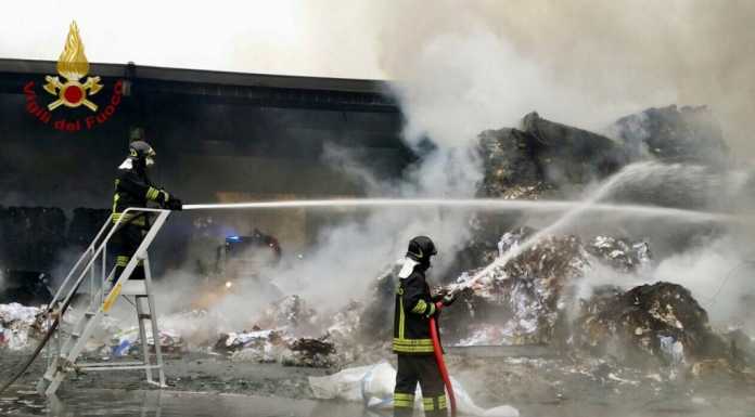 Vasto incendio a Sesto S. Giovanni, in fiamme una cartiera (VIDEO)