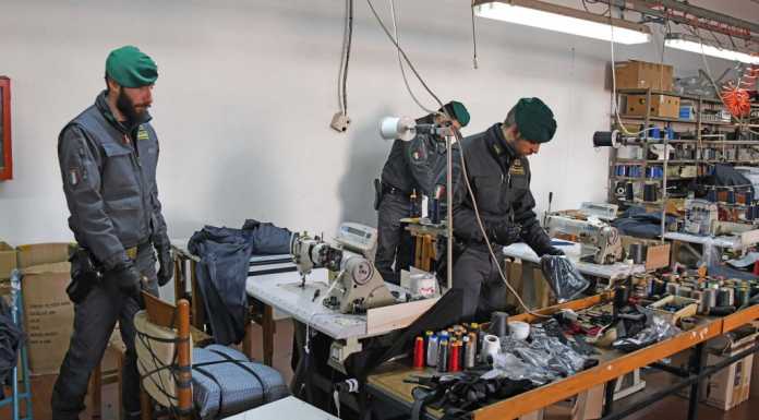 Blitz della Finanza, scoperto un laboratorio cinese clandestino