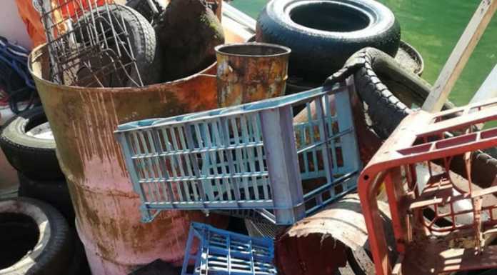 Rifiuti abbandonati a Dorio, raccolti dai volontari. Il Comune mette i cartelli