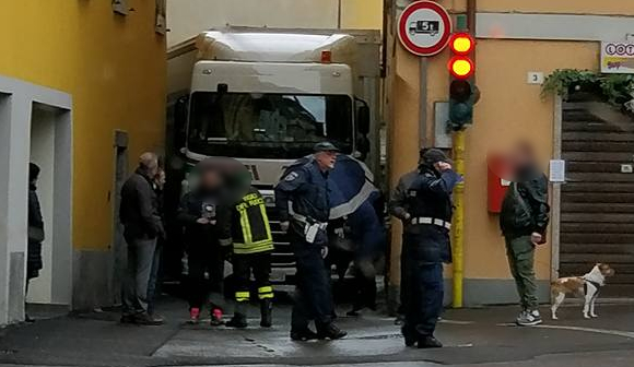 Galbiate. Camion incastrato in via Cavour… di nuovo!