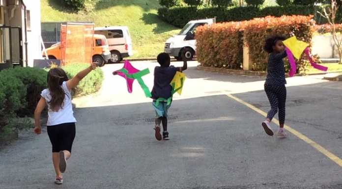 Rusumada, aquiloni e canti di una volta… i bimbi a lezione dai nonni