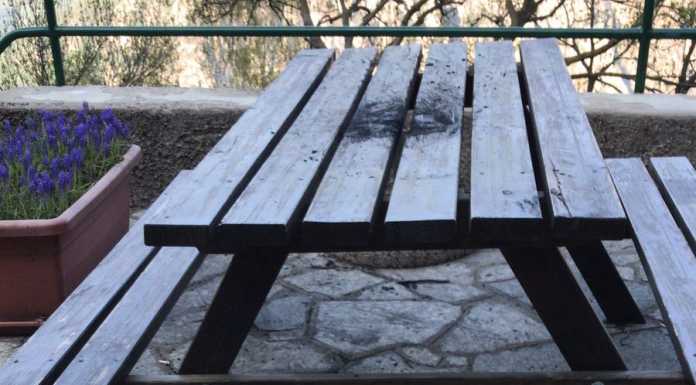 Tentano di bruciare un tavolo, brutta sorpresa alla baita del San Martino