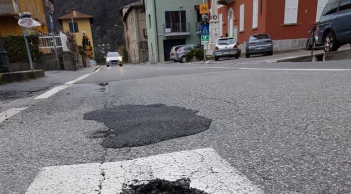 Buche lungo la provinciale 72 a Dorio, pericolose per i motociclisti