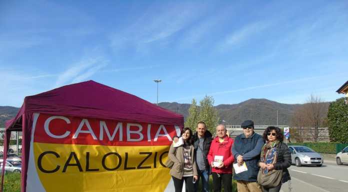 Più di 300 immobili con amianto in città. Il presidio del gruppo Cambia Calolzio