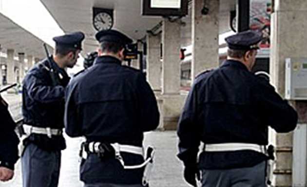 Scappa da casa dopo aver rapinato un coetaneo. Fermato lui e i due complici