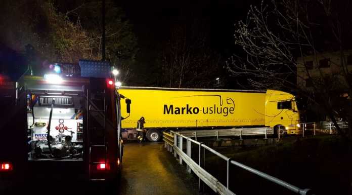 “Tradito” dal navigatore: Tir bloccato sulla strada per la Val Varrone