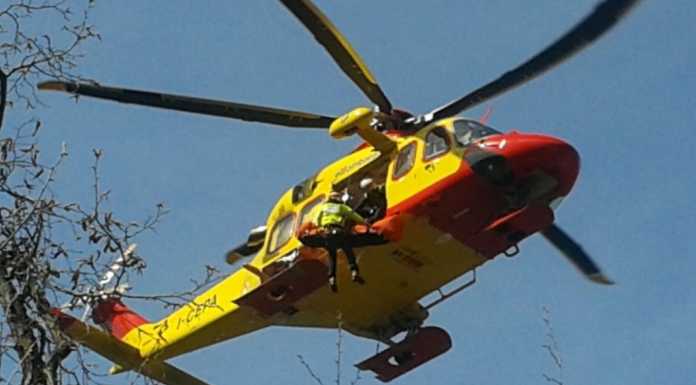 Punto da un insetto, accusa un malore: 76enne soccorso in elicottero