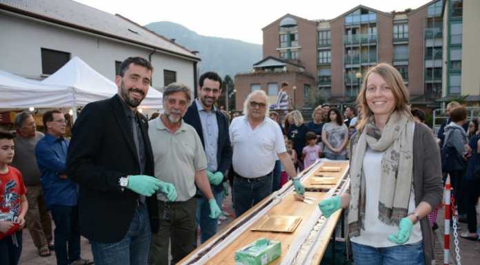 Con una maxi tavoletta, Mandello inaugura la Festa del Cioccolato