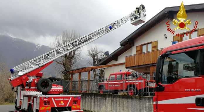 In fiamme un tetto a Cremeno, provvidenziale intervento dei pompieri