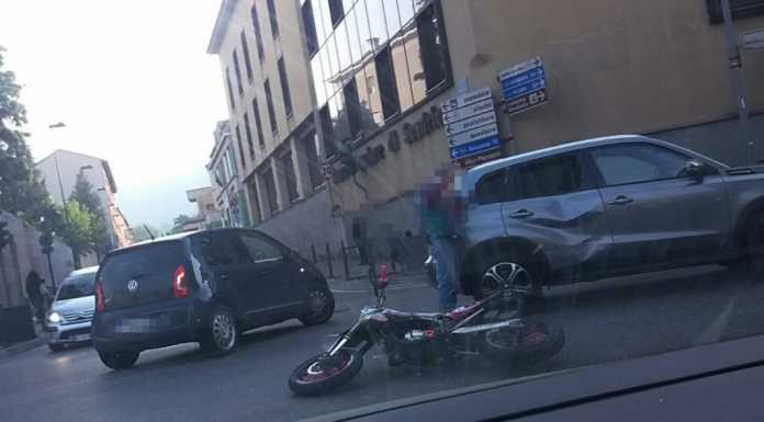 Scontro auto-moto in corso Martiri, nessuna conseguenza grave