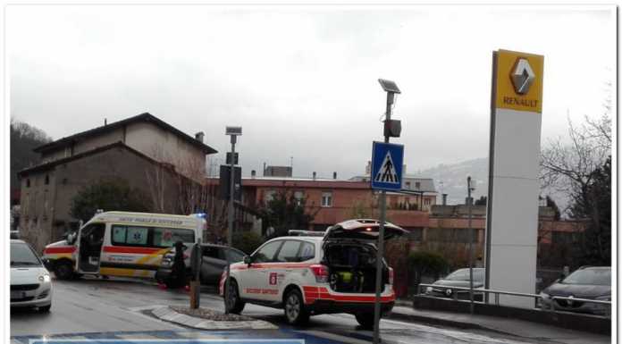 Scontro auto-moto sulla provinciale a Pescate, grave un 59enne