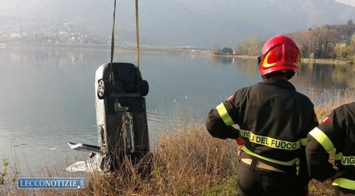 Incidente a Sala al Barro, auto esce di strada e finisce nel lago