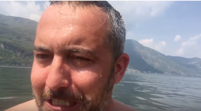 “Il lago è il nostro mare”, primo bagno per Konrad Il Brianzolo (VIDEO)