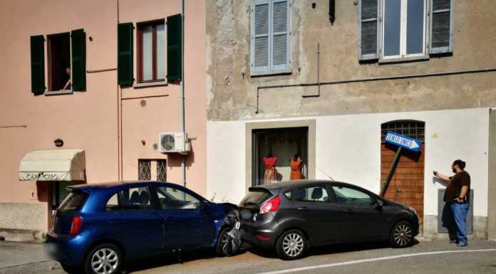Mandello. Vettura fuori controllo finisce contro un’auto in sosta