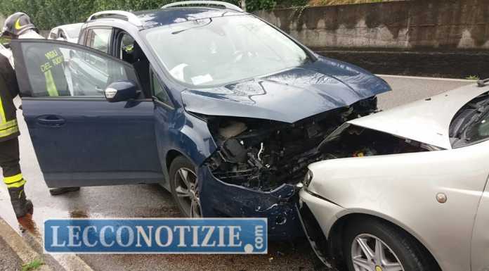Frontale tra due auto a Molteno, feriti i due conducenti