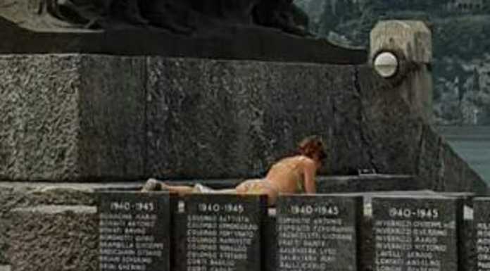 Lecco. Prende il sole in bikini sul Monumento ai Caduti