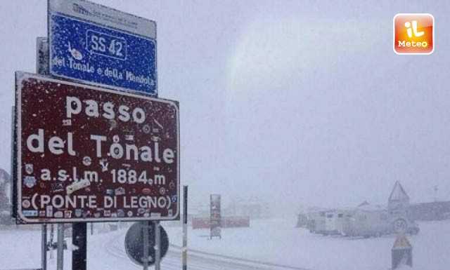 Ponte di Legno, valanga minaccia la strada del Tonale, chiusa per il disgaggio