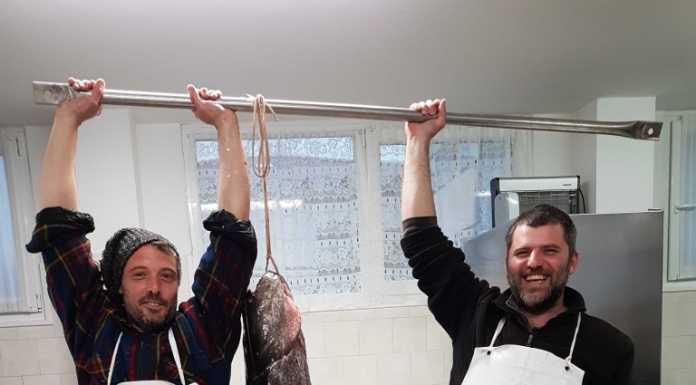 Cattura eccezionale a Dervio: dal lago spunta un pesce siluro da 24 kg