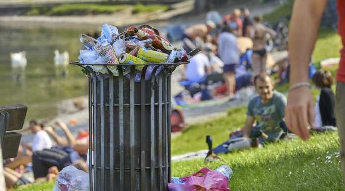 Cestini colmi di rifiuti a Riva Bianca. “In 3 giorni, nessuno li ha svuotati”