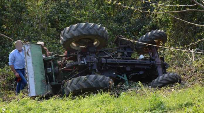 Colle Brianza, si ribalta con il trattore, 64enne in gravi condizioni