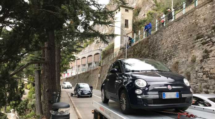 Varenna. Soste ‘selvagge’ a Pasquetta, rimozioni di massa