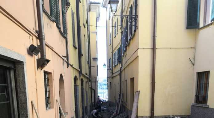Lavori in corso al Vicolo Granai che si prepara ad una messa a nuovo