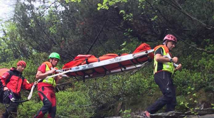 Scivola sul sentiero per i Laghi Gemelli, soccorsa una donna di 62 anni