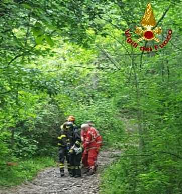 Cade lungo un sentiero del Parco del Curone: soccorso ciclista