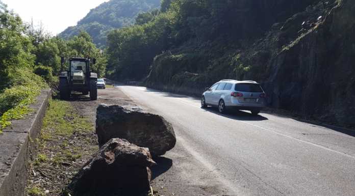 Dorio: pulite le sponde della provinciale, dal verde spuntano dei massi